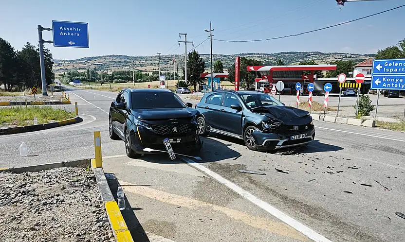 Konya yolunda kavşak kazası: İki otomobil çarpıştı