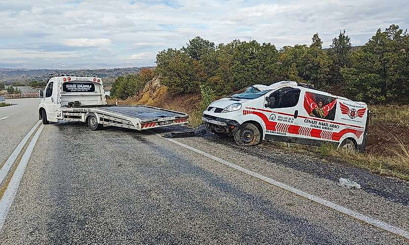 Konya yolunda kaza: Cenaze nakil aracı şarampole devrildi!