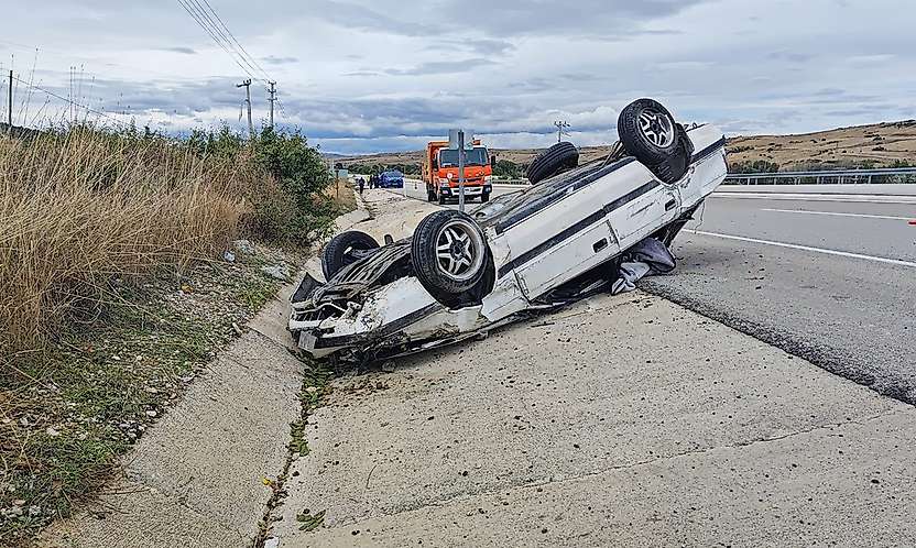 Konya yolunda korkutan kaza! Otomobil takla attı