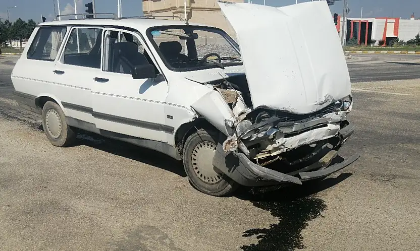 Konya yolundaki kaza yürekleri ağza getirdi! Ticari araç ile otomobil çarpıştı