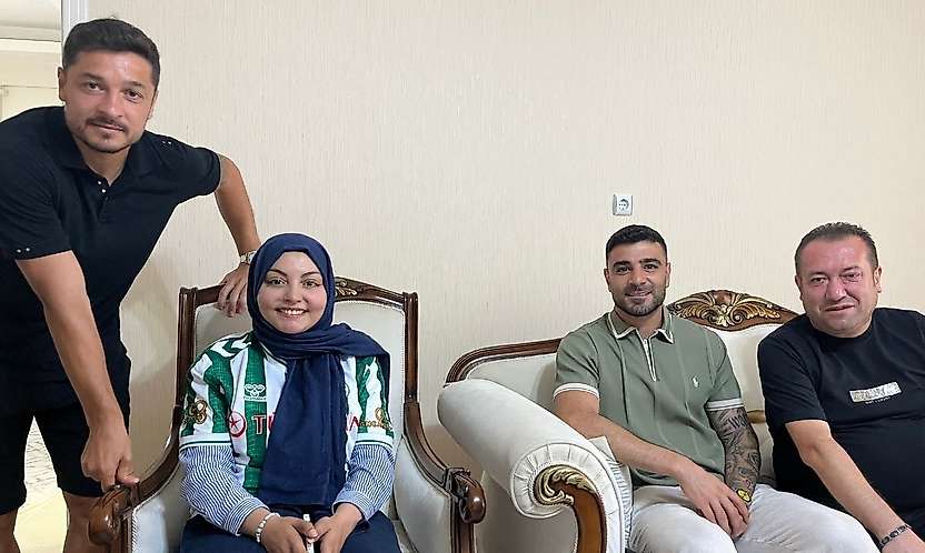 Konyaspor'dan kanseri tedavisi gören taraftarına duygulandıran ziyaret