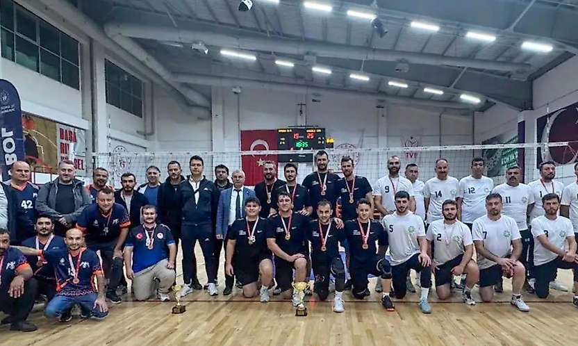 Meram Belediyesi voleybolda Konya ikincisi oldu