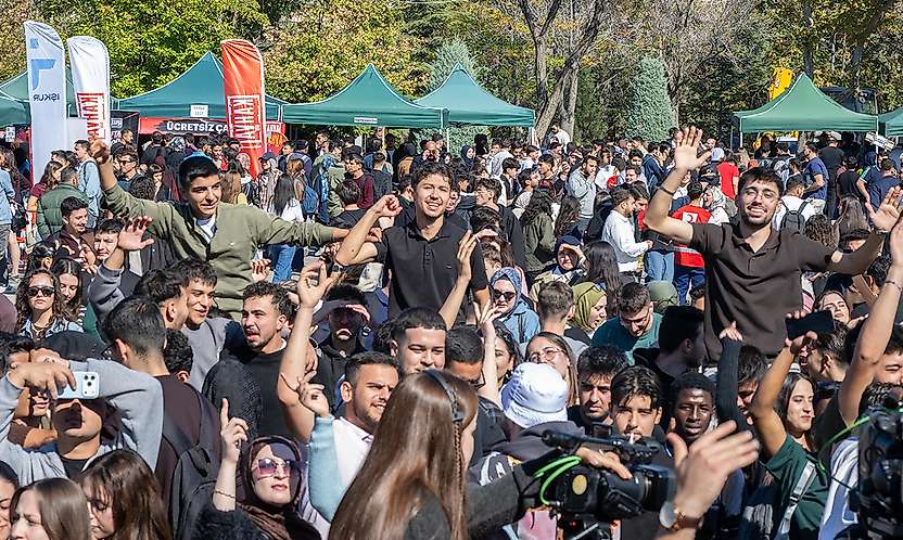 Selçuk Üniversitesinde binlerce öğrenci şenlikte buluştu