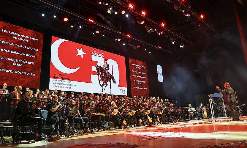 Selçuklu'da renkli akşam: Zafer Bayramı coşkusu müziğe yansıdı