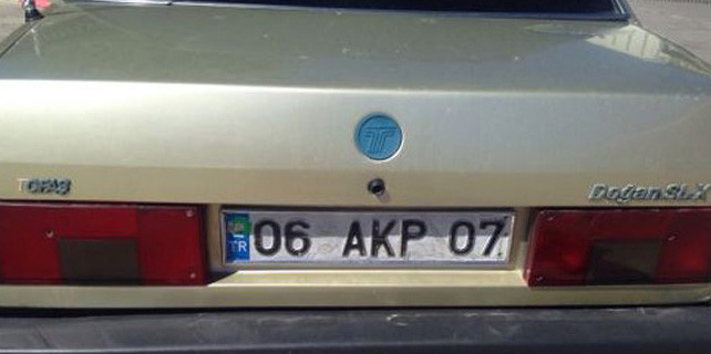 herkes-bu-plakanin-pesinde-2