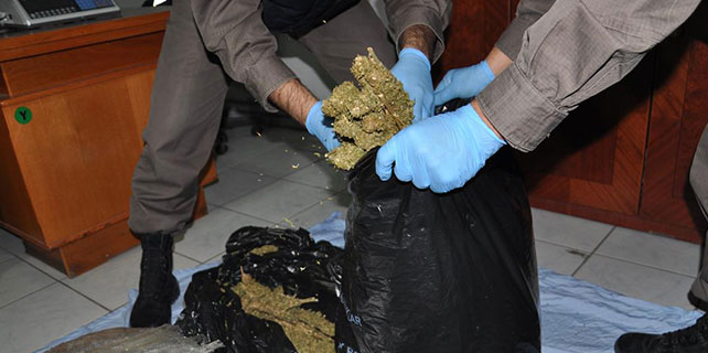 ev-esyasi-tasinan-tirdan-67-kilo-esrar-cikti-2