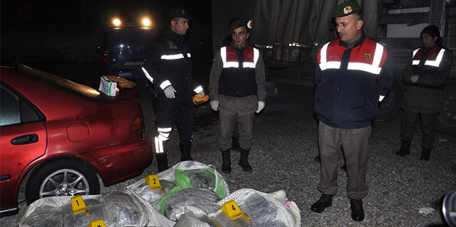 ev-esyasi-tasinan-tirdan-67-kilo-esrar-cikti-3