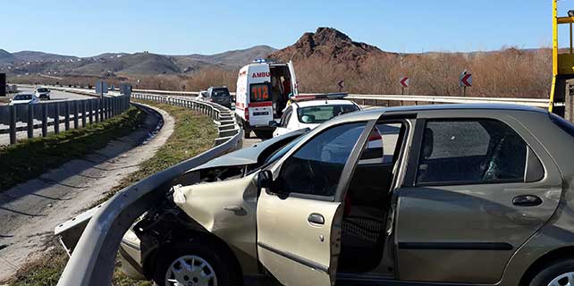 kirikkalede-otomobil-bariyerlere-carpti-3-yarali-2
