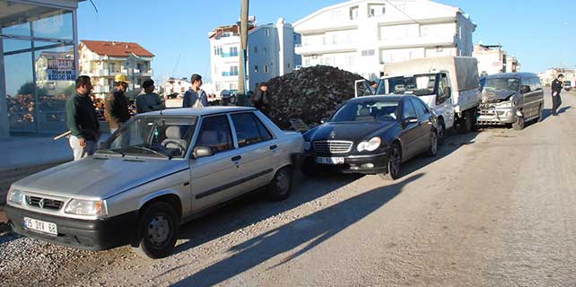 didimde-trafik-kazasi-1i-agir-2-yarali-3