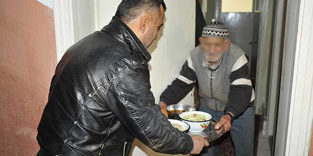 karaman-belediyesinden-ihtiyac-sahiplerine-yemek-hizmeti-2
