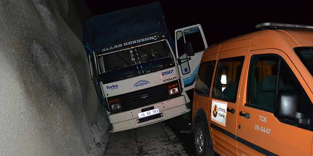 yolcu-otobusu-ile-kamyon-carpisti-7-yarali-2