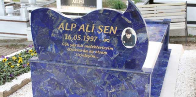 ali-senin-torununun-mezar-tasindaki-yazi-1