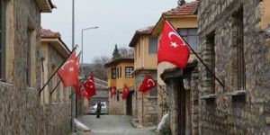bu-koyde-her-eve-bayrak-asildi-cunku-2