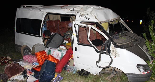 tarim-iscilerini-tasiyan-minibus-devrildi-3-olu-12-yarali