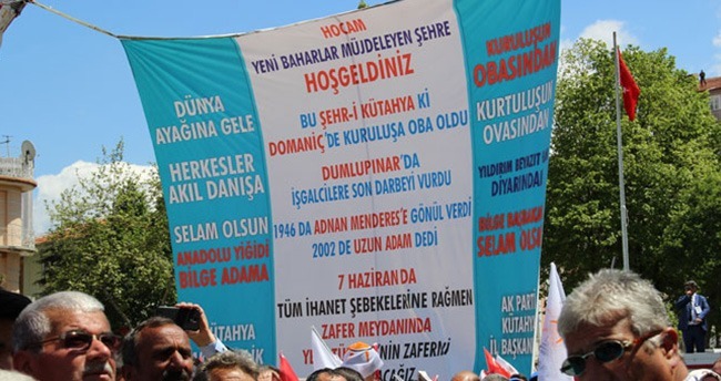 davutoglunun-tesekkur-ettigi-pankart-2