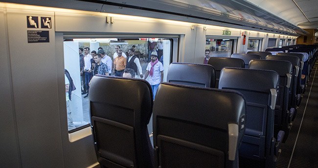 cok-yuksek-hizli-tren-setlerinin-ilki-seferine-basladi-4