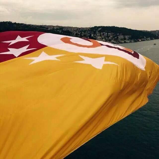 istanbul-bogazina-galatasaray-bayragi-2