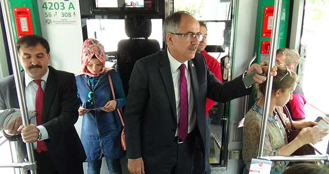 mhp-milletvekili-tramvaya-bindi-secmenden-destek-istedi-1