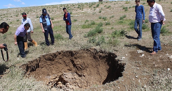 konya-karapinarda-obruk-olustu-4