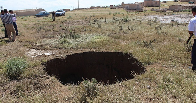 konya-karapinarda-obruk-olustu-3