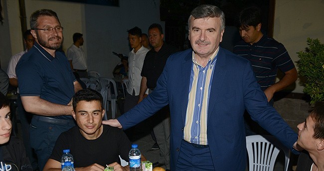 baskan-akyurek-ilk-iftarini-ogrencilerle-acti-2