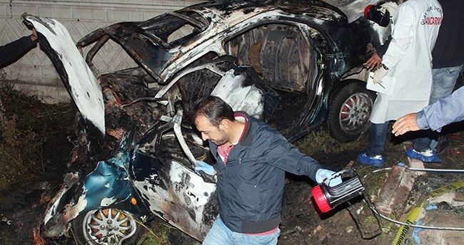 konyada-duvara-carpan-otomobil-surucusu-yanarak-can-verdi-7