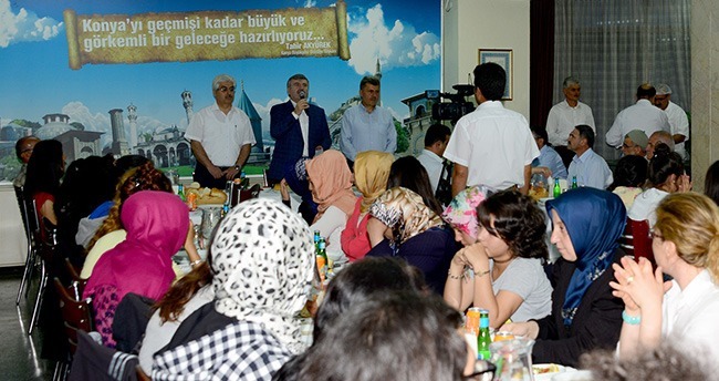 baskan-akyurek-huzurevi-sakinleri-ve-cocuklarla-iftar-yapti-2