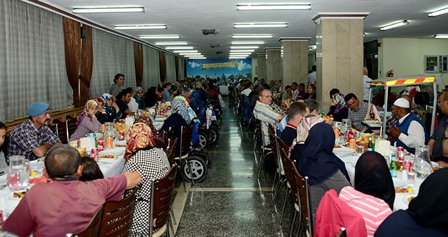 baskan-akyurek-engellilerle-iftarda-bulustu-2