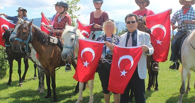alman-turistler-konyaya-atlarla-geldiler-2