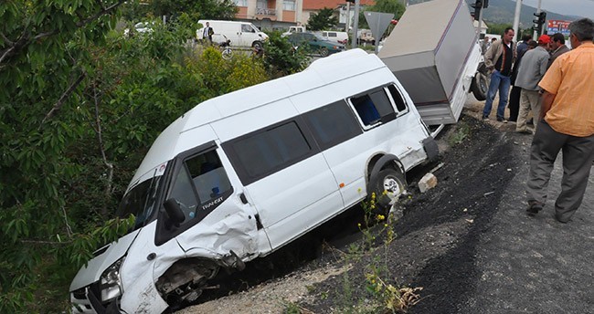 konyada-minibusle-otomobil-carpisti-5-yarali-2