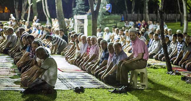 teravih-8-asirdir-acik-havada-kiliniyor-1