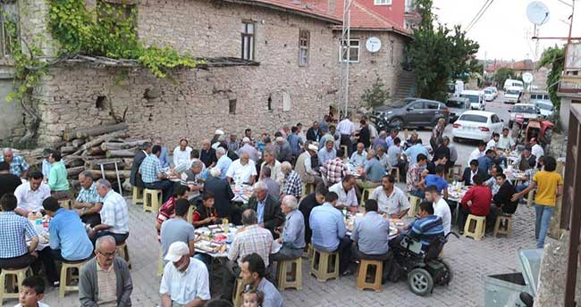beysehirde-toplu-iftar-sofrasi-kuruldu-1