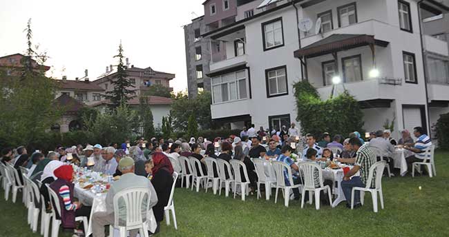 kaymakam-sonel-sehit-aileleri-ve-gazilere-evinde-iftar-verdi-2