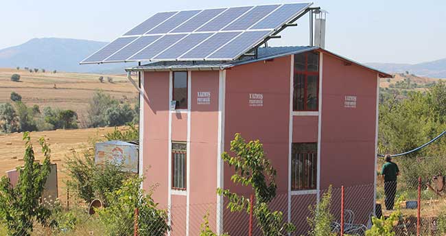 organik-cilek-suyunu-gunesten-aliyor-1