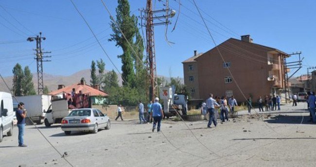 yuksekovada-polis-aracina-bombali-saldiri-2