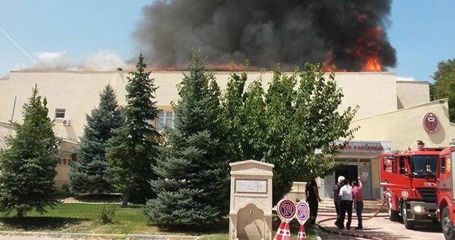selcuk-universitesinde-korkutan-yangin-3