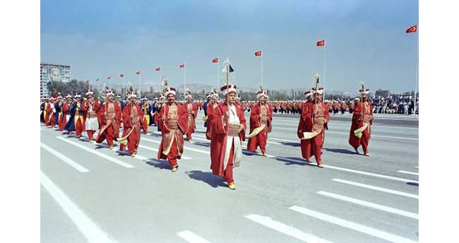 eski-zafer-bayrami-torenlerinden-fotograflar-8