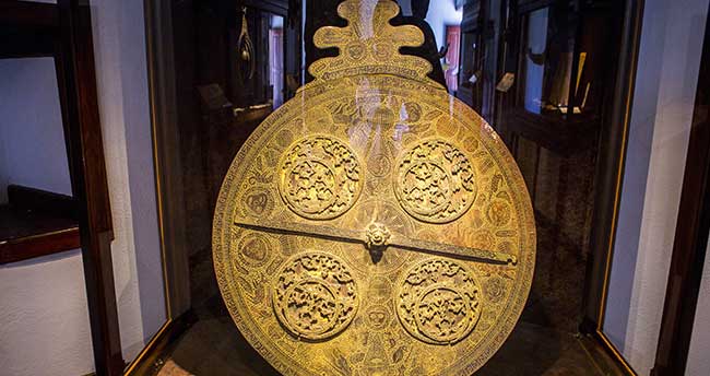 bu-muzeye-giren-zamanda-yolculuk-yapiyor-10