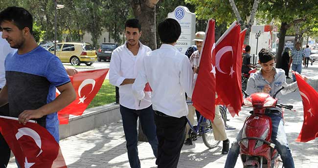 kto-10-bin-turk-bayragi-dagitti-1