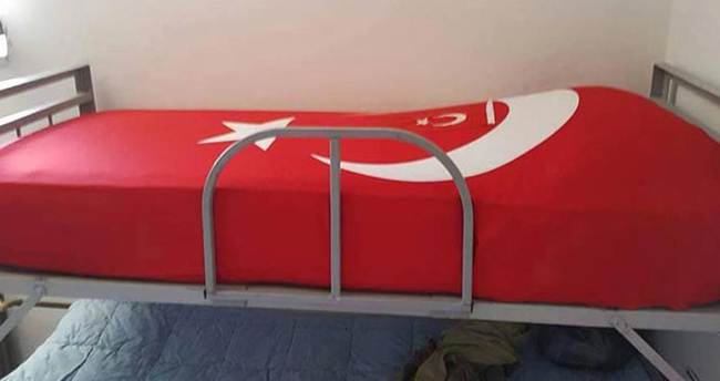 sehitlerin-yatagini-turk-bayragiyla-kapattilar-2