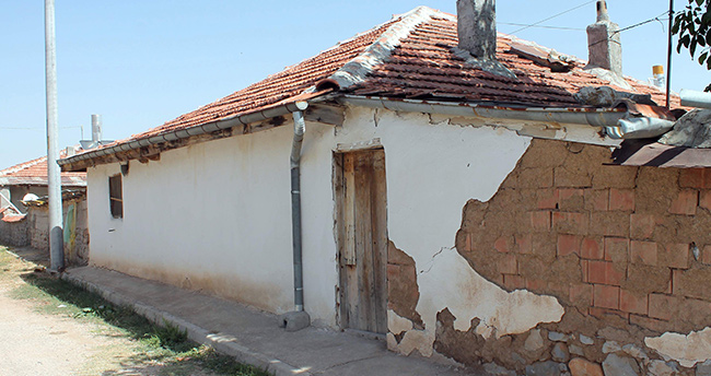 aglayan-bebegini-susturamayinca-yere-atarak-oldurdu-2