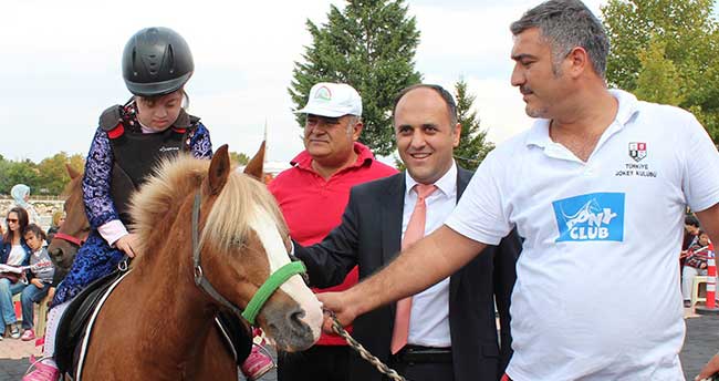 ozel-cocuklarin-at-binme-heyecani-1