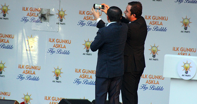 davutoglundan-mitingde-selfie-surprizi-2