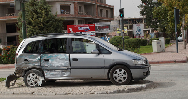 konyada-yolcu-minibusu-ile-otomobil-carpisti-1-yarali-2