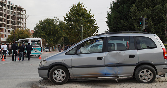 konyada-yolcu-minibusu-ile-otomobil-carpisti-1-yarali-3
