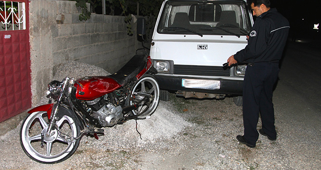 karaman-da-yaris-yapan-2-motosikletli-is-makinesine-carpti-3