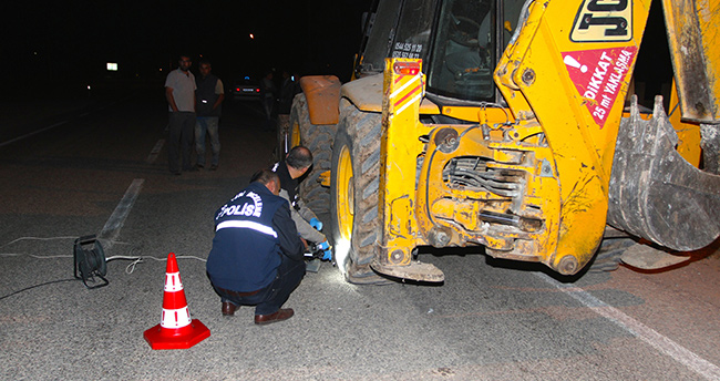 karamanda-yaris-yapan-2-motosikletli-is-makinesine-carpti-2