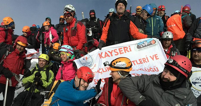 dagcilar-cumhuriyetin-92-yilini-erciyes-zirvesinde-kutladi-3