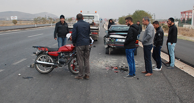 konyada-motosiklet-park-halindeki-araca-carpti-1-yarali-2