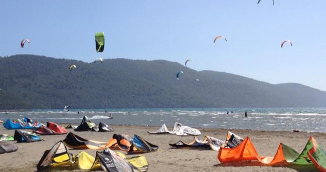 unlu-dj-kiteboard-yaparken-yaralandi